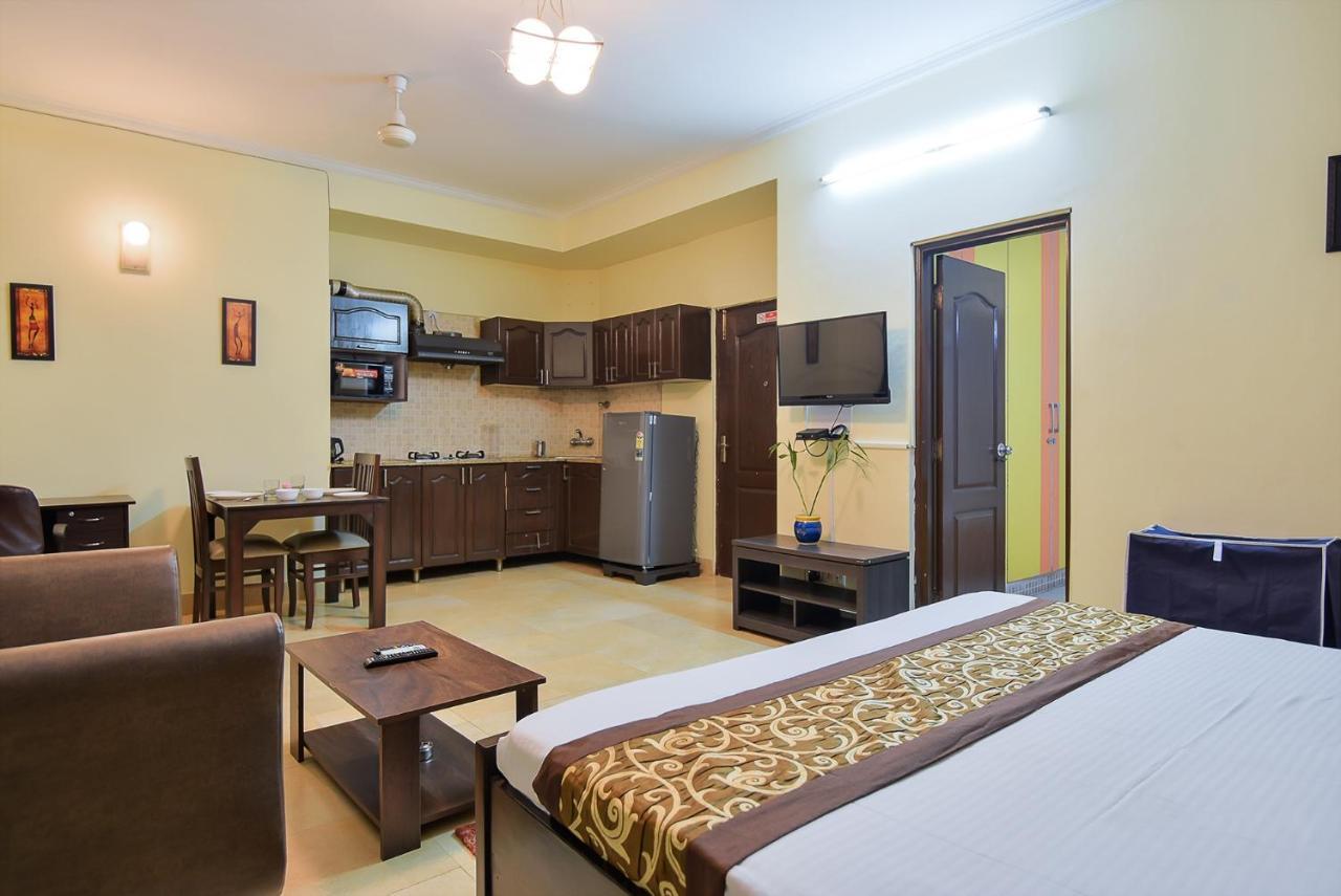 Studio Serviced Apartments Near Fortis Hospital 古尔冈 外观 照片