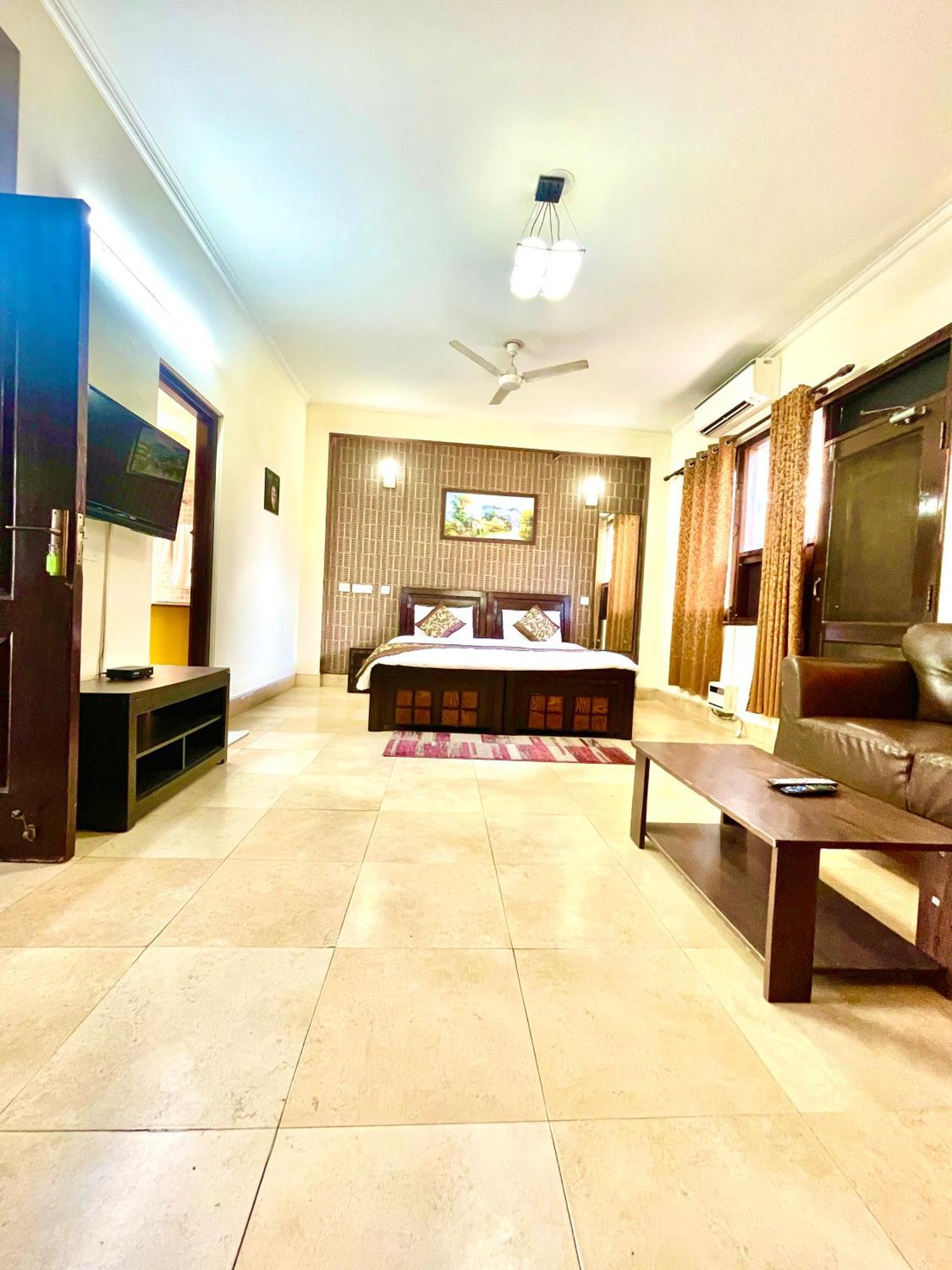 Studio Serviced Apartments Near Fortis Hospital 古尔冈 外观 照片